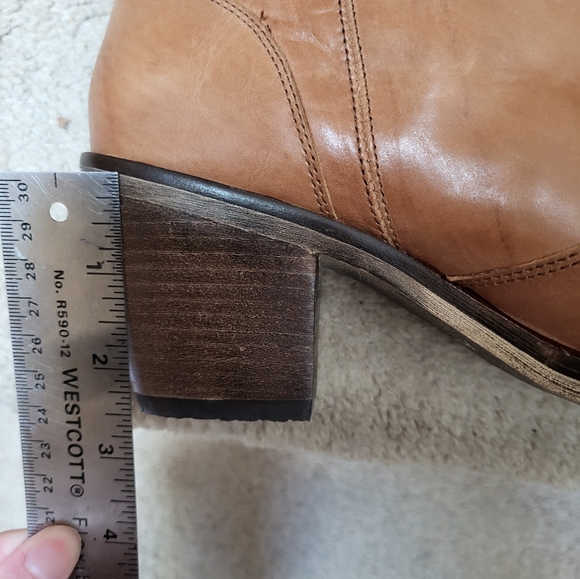 BRAND NEW TAN LEATHER BOOTS! - Picture 5 of 9